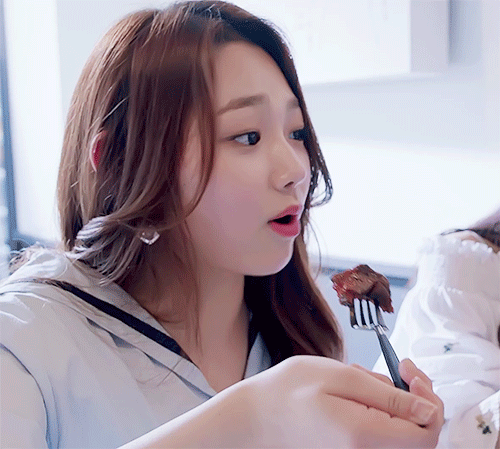 스테이크 먹는 강미나.gif | 인스티즈