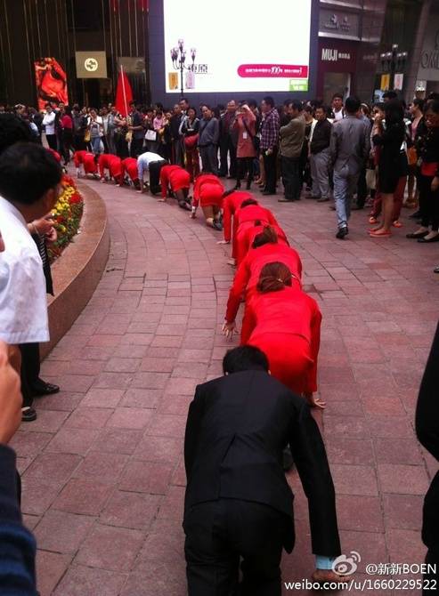 실적달성 못하자 직원들 개처럼 기어가게한 중국 화장품기업...jpg | 인스티즈