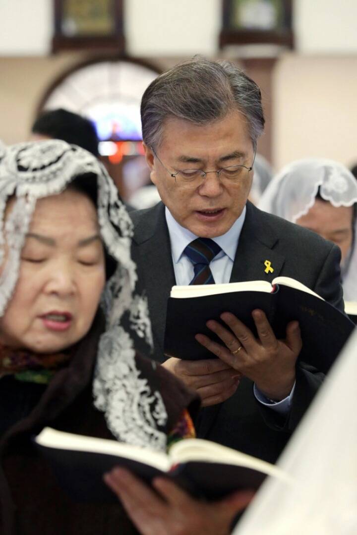 문재인 대통령 미사드리는 모습.jpg | 인스티즈