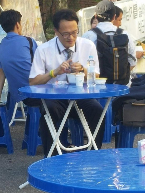 국회에서 자는 거지 국회의원.jpg | 인스티즈