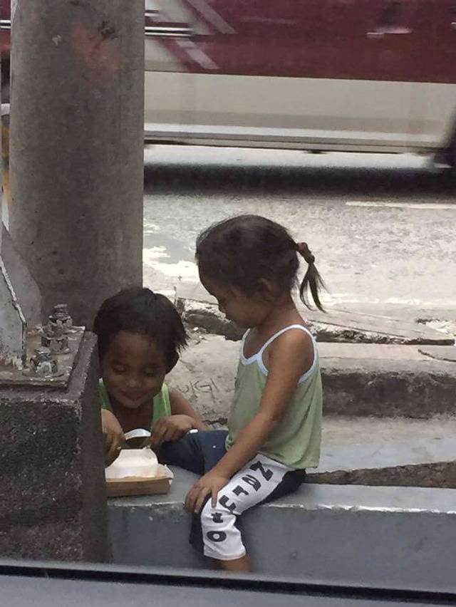 길에서 구걸하는 아이에게 돈을 주자 도시락을 사서 여동생에게 먹이는 어린 오빠 | 인스티즈