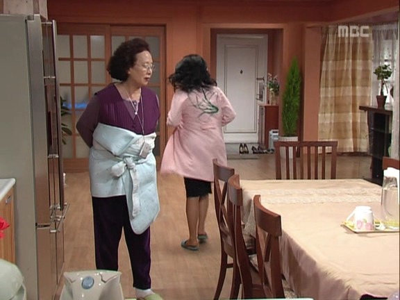 [거침없이하이킥] 가사도우미한테 미안해서 일을 못시키는 문희ㅠㅠ.jpg | 인스티즈