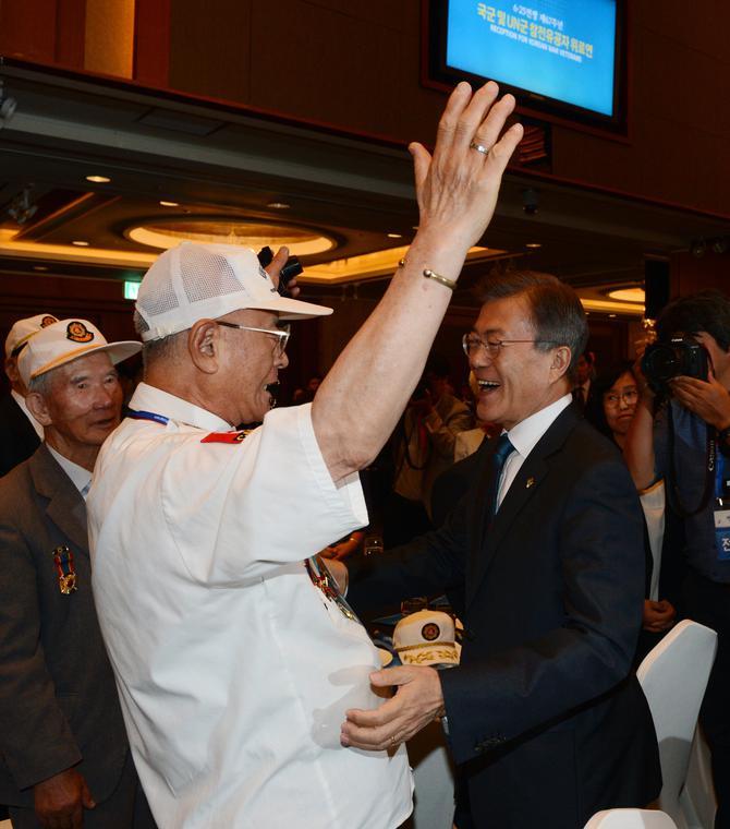 오늘자 6·25전쟁 67주년 참전유공자 위로연에 참석한 문재인 대통령 부부.jpg | 인스티즈