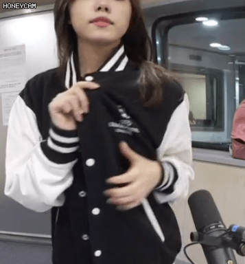 유니폼이 잘 어울리는 여자.gif | 인스티즈