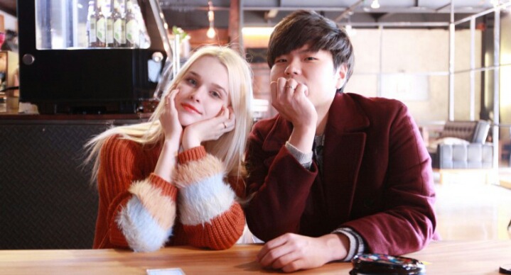 카페서 미모의 금발 여성에게 말 걸었던게 결혼으로..전생의 나라를 구한 남자의 용기 | 인스티즈