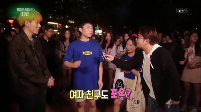 게릴라 데이트 중 질투많은 남자친구를 위한 신개념 포옹 | 인스티즈