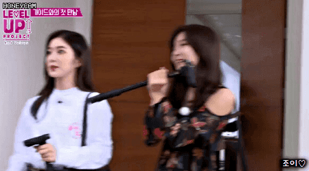 몇분 늦게 나왔다가 탈탈 털리는 웬디.gif | 인스티즈