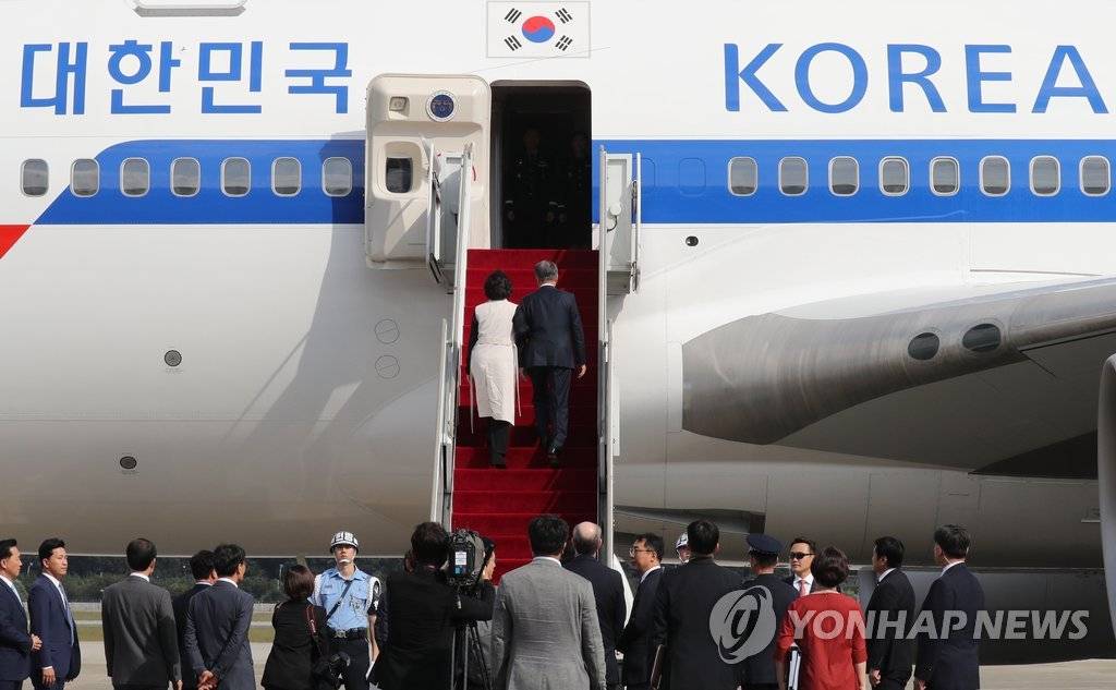 미국으로 출국한 문재인 대통령과 김정숙 여사 | 인스티즈