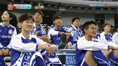 아이돌 공연을 보는 선수들.gif | 인스티즈