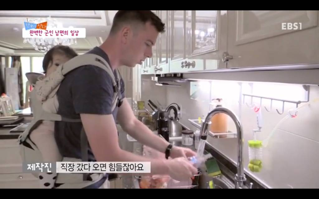 서양남자들은 군대를 안가서 위계질서를 모르니까 여자처럼 살림하는거야 | 인스티즈