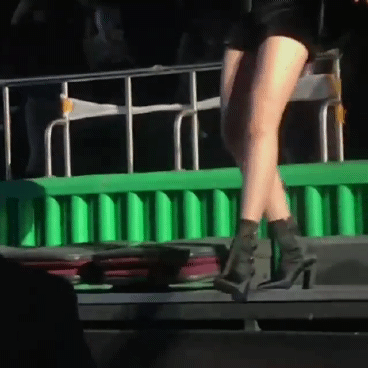 경호원에게 안기는 아이유.gif | 인스티즈