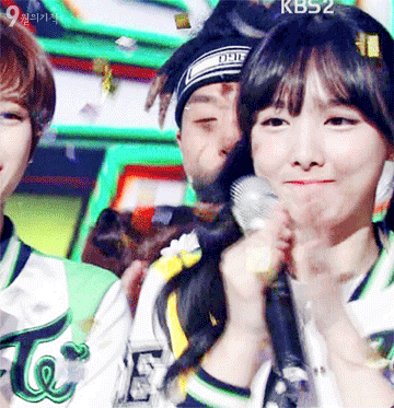 꽃가루 좋아하는 나연 | 인스티즈