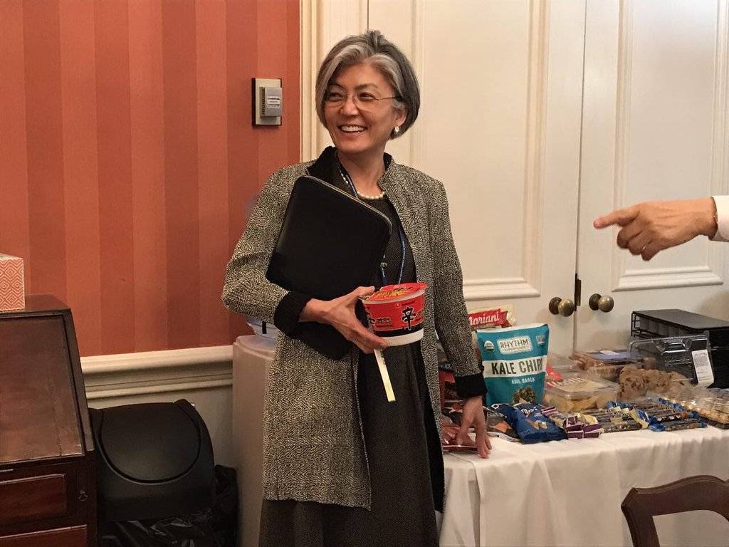 직원 휴게실에서 컵라면 챙겨가다가 딱걸린 강경화 장관 | 인스티즈