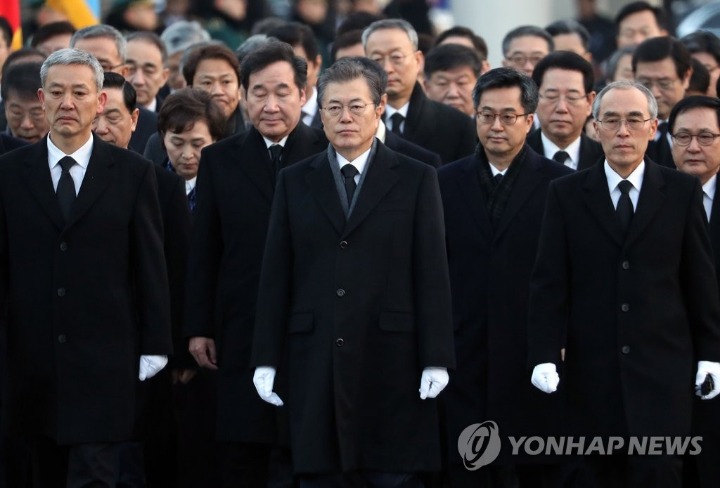 현충원 참배하시는 문재인대통령 | 인스티즈