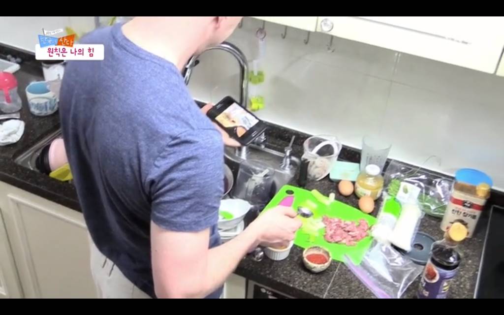 서양남자들은 군대를 안가서 위계질서를 모르니까 여자처럼 살림하는거야 | 인스티즈