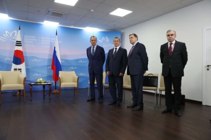 해외에서 기사나고 있는 오늘자 한국-러시아 보좌진들 사진.jpg | 인스티즈