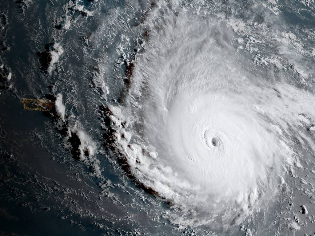 거대 허리케인 어마(IRMA) 조사를 위해 태풍의 눈으로 들어간 미국 기상청 | 인스티즈