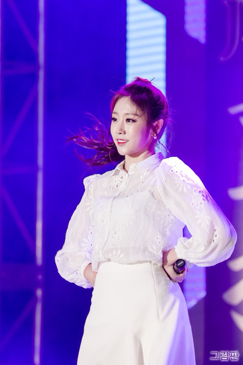 [러블리즈] 보고서를 다 쓰고 먹는 호두과자는 꿀맛이라서 지수 | 인스티즈