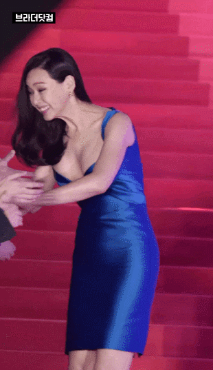 팬들과 악수해주는 이하늬.gif | 인스티즈