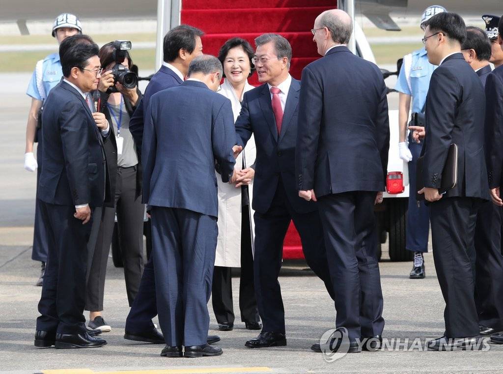 미국으로 출국한 문재인 대통령과 김정숙 여사 | 인스티즈