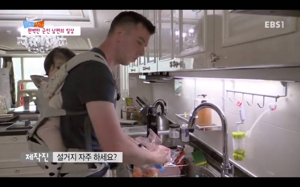 서양남자들은 군대를 안가서 위계질서를 모르니까 여자처럼 살림하는거야 | 인스티즈