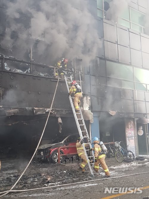 제천 화재현장 속 최선을 다하시는 소방관분들.jpg | 인스티즈