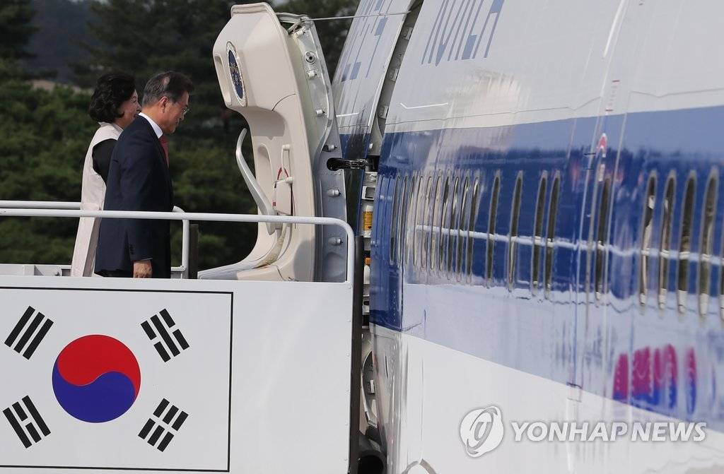 미국으로 출국한 문재인 대통령과 김정숙 여사 | 인스티즈
