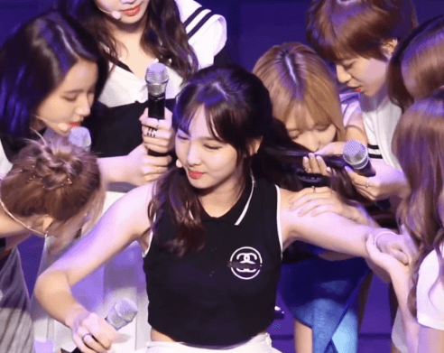 멤버들한테 뽀뽀 받는 나연.gif | 인스티즈