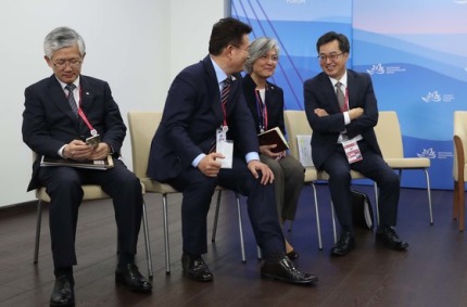 해외에서 기사나고 있는 오늘자 한국-러시아 보좌진들 사진.jpg | 인스티즈