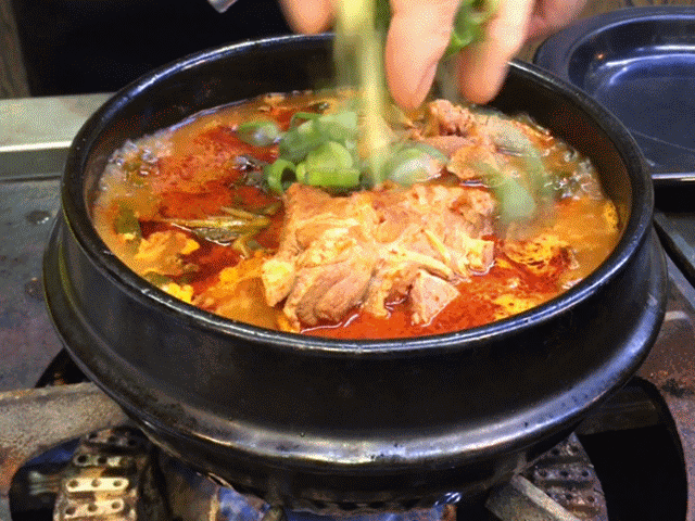 속시원한 ! 뼈다귀해장국 gif | 인스티즈