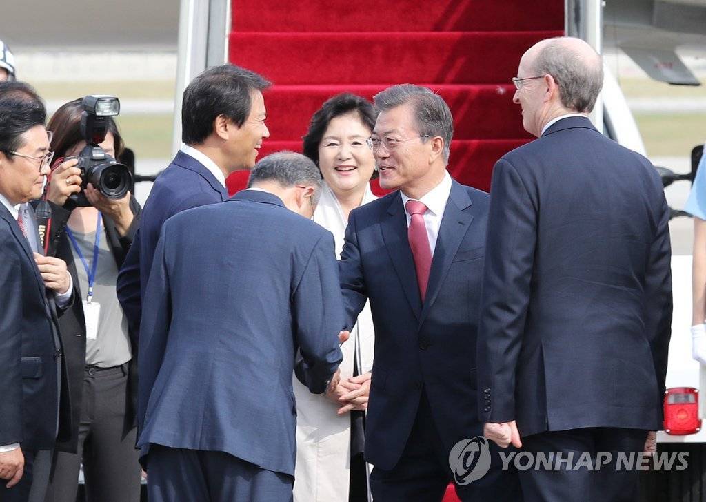 미국으로 출국한 문재인 대통령과 김정숙 여사 | 인스티즈
