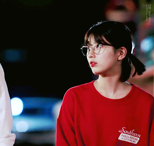 안경쓰면 훨씬 어려진다는 수지 | 인스티즈