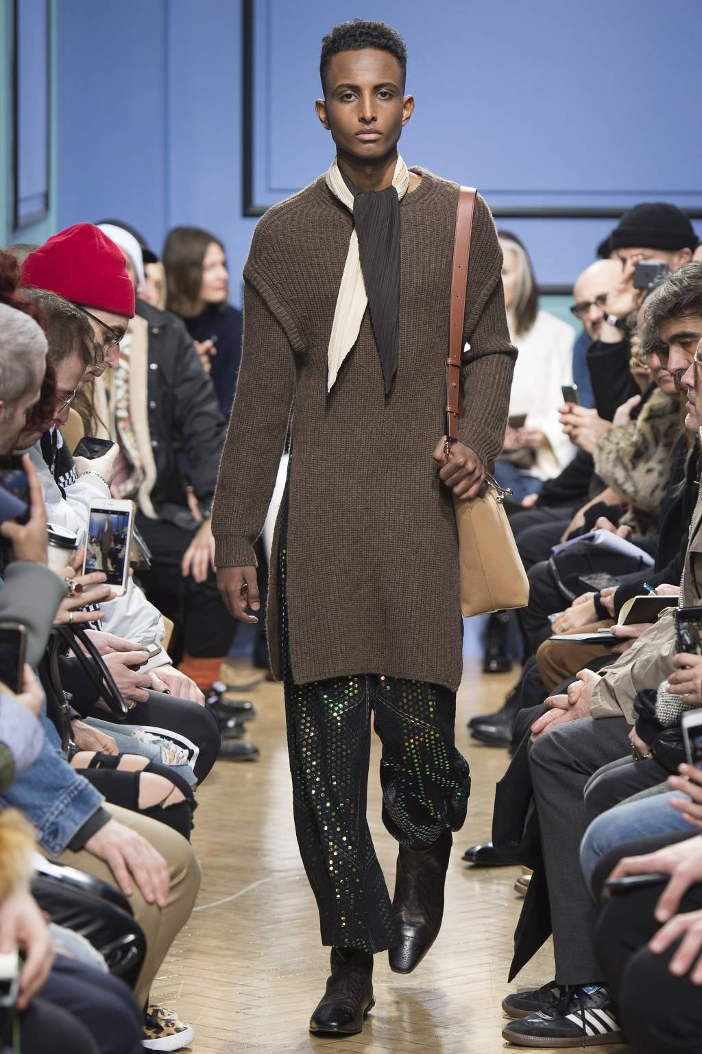 로에베 수석 디자이너 J.W Anderson 2017.18 F/W 남성복 컬렉션 | 인스티즈