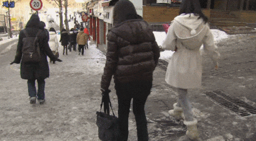 눈길에 미끄러지는 여자들.gif | 인스티즈