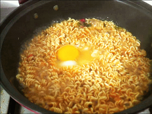 밤에 야식으로 가장 많이 먹는 음식 .gif | 인스티즈