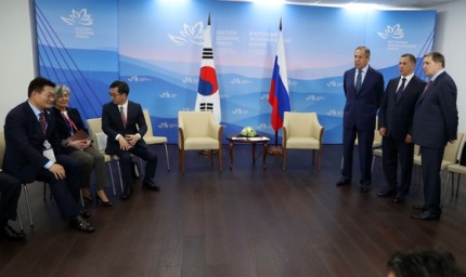 해외에서 기사나고 있는 오늘자 한국-러시아 보좌진들 사진.jpg | 인스티즈