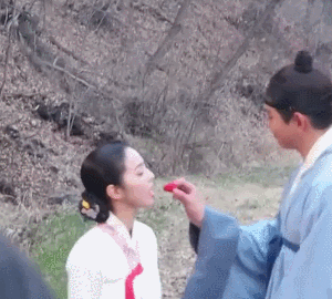 딸기먹는 채수빈.gif | 인스티즈