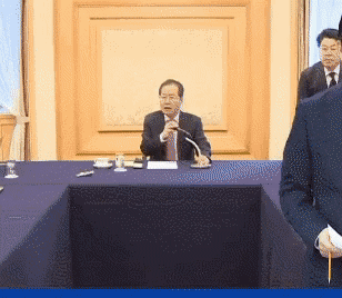 아베에게 깍듯이 인사하는 홍준표.gif | 인스티즈