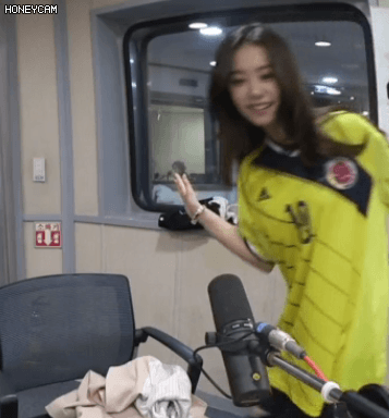 유니폼이 잘 어울리는 여자.gif | 인스티즈