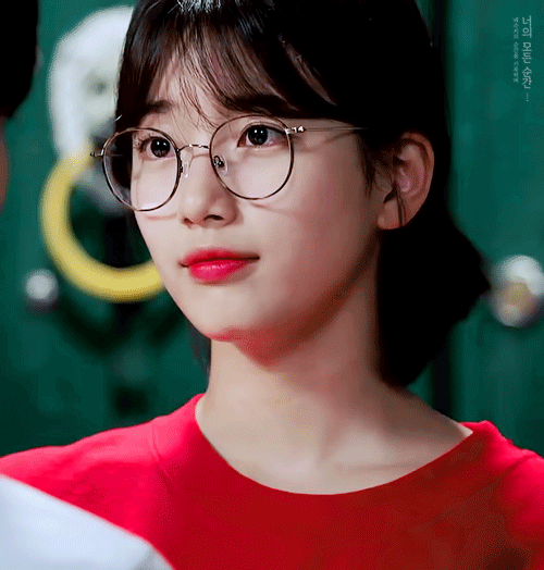 안경쓰면 훨씬 어려진다는 수지 | 인스티즈