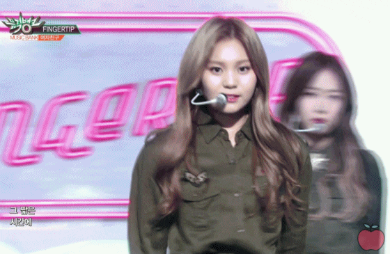 웃으면서 인사하는 여자친구 엄지 | 인스티즈