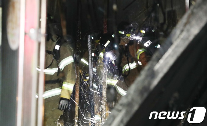 제천 화재현장 속 최선을 다하시는 소방관분들.jpg | 인스티즈