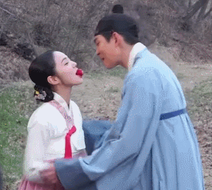 딸기 같이 먹자고 유혹하는 채수빈 | 인스티즈