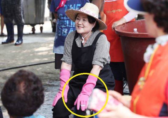 수해 패션의 품격...멜라니아 vs 김정숙여사의 진심... | 인스티즈