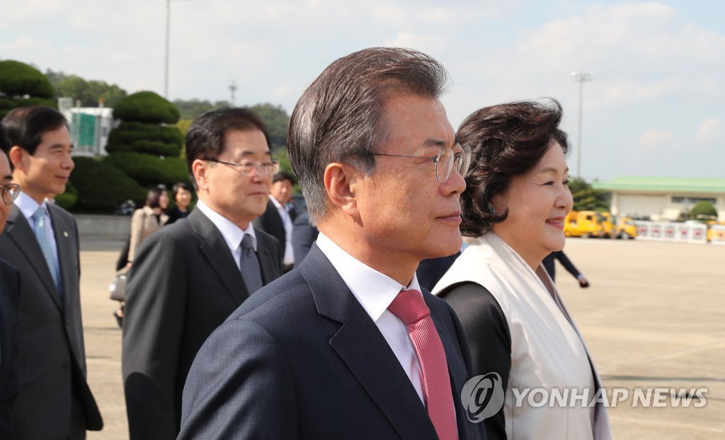 미국으로 출국한 문재인 대통령과 김정숙 여사 | 인스티즈