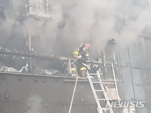 제천 화재현장 속 최선을 다하시는 소방관분들.jpg | 인스티즈