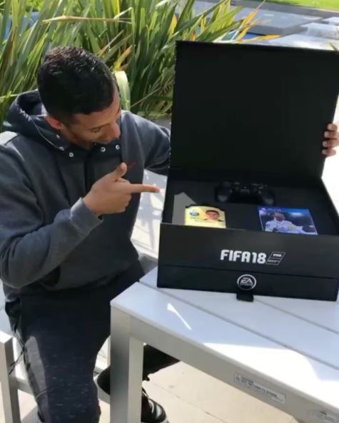 최근 EA에서 축구선수들한테 피파18을 선물했는데 게임 시디만 준게 아니라 | 인스티즈
