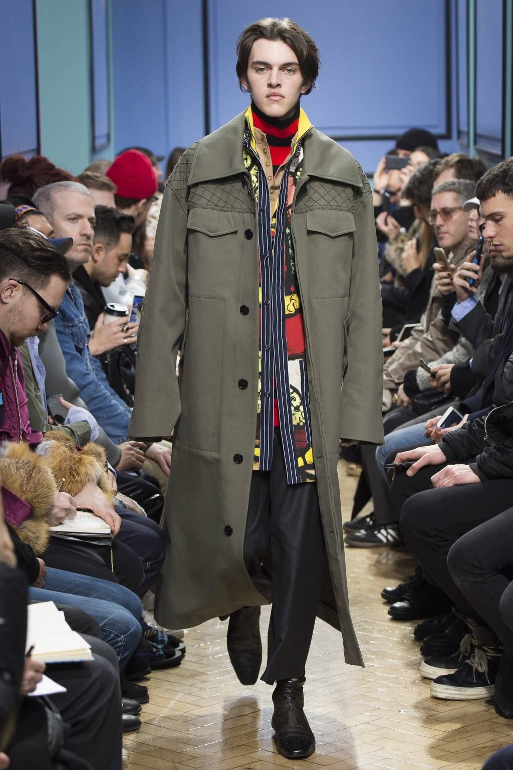 로에베 수석 디자이너 J.W Anderson 2017.18 F/W 남성복 컬렉션 | 인스티즈