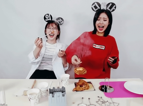 괴생명체를 만드는 걸그룹.gif | 인스티즈