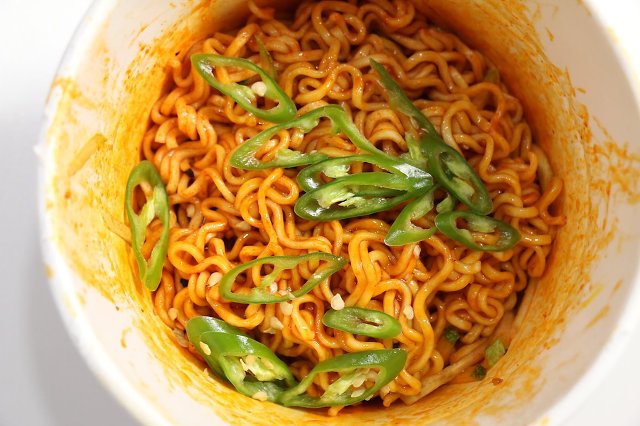 보기만해도 매워보이는 조합인 불닭볶음면+청양고추.jpg | 인스티즈